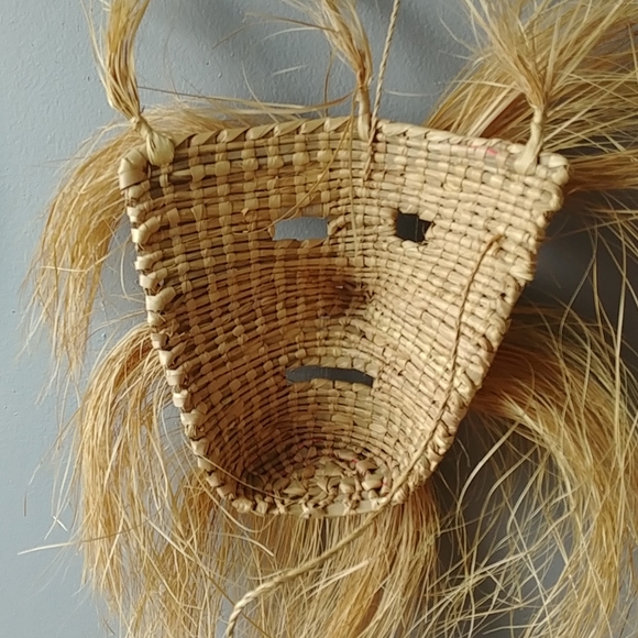 Vintage Mexican hand woven grass mask - Picture 3 of 4